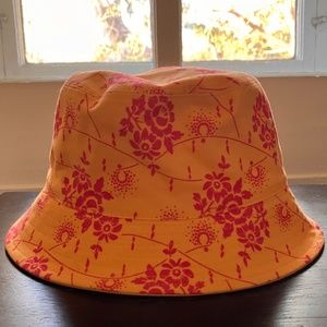 GAP REVERSIBLE BUCKET HAT